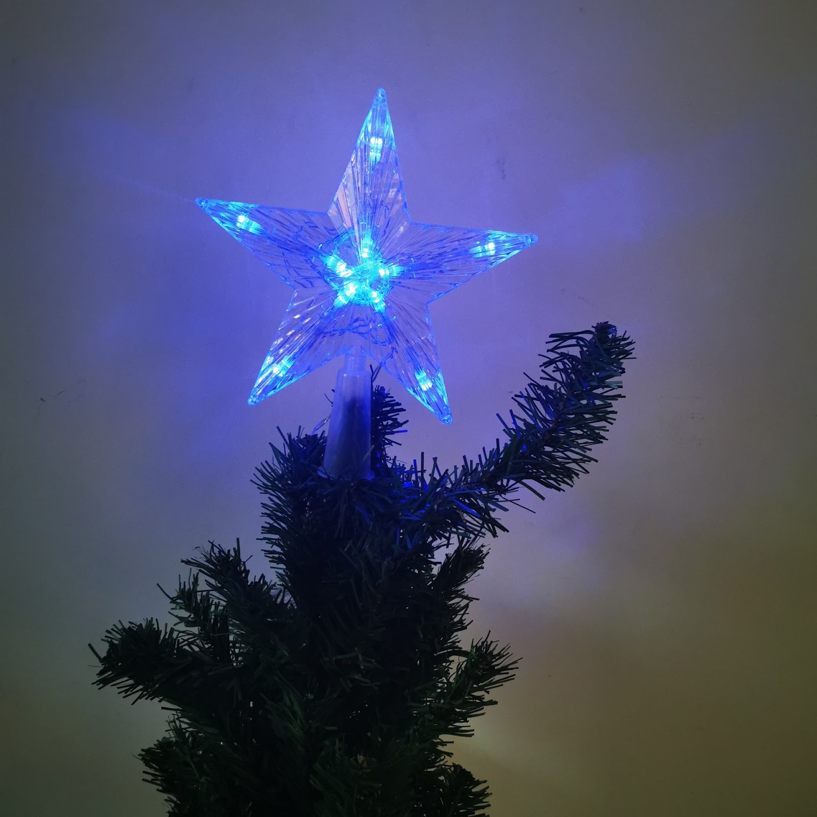 LED Christmas star for tree topper, battery-operated