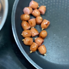Cắt đôi xúc xích đảo trong chảo (không cho dầu)