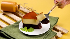Cho bánh ra đĩa, cắt bánh thành những miếng vừa ăn, bánh Flan Gato dùng lạnh sẽ ngon hơn. Khi thưởng thức bạn sẽ cảm nhận được phần caramel đắng nhẹ, lớp flan béo ngậy, cốt bánh mềm mịn, càng ăn càng ghiền. Như vậy, với cách làm trên bạn chỉ cần dành một ít thời gian là đã có ngay một ổ bánh vô cùng thơm ngon để chiêu đãi cho bạn bè và người thân rồi đấy!