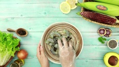 Rửa sạch rồi bóc vỏ, bỏ đầu, chừa đuôi 300gr tôm sú. Cho tôm vào đĩa ướp cùng với 1/2 muỗng cà phê muối, 1/2 muỗng cà phê tiêu, 1 muỗng canh dầu olive và 10gr ngò tây băm. Ướp tôm trong 15 phút cho tôm thấm gia vị.