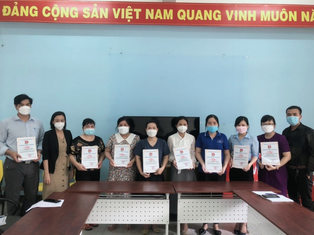 Khen thưởng các cá nhân hoàn thành tốt nhiệm vụ công tác Đoàn và phong trào thanh niên năm học 2020 – 2021
