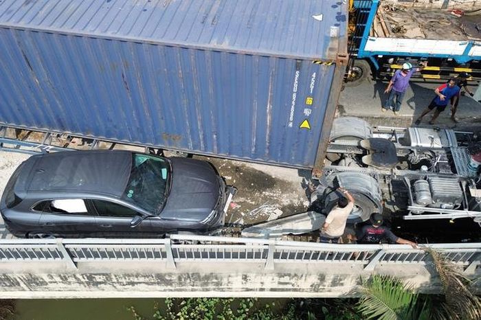 TPHCM: Tai nạn trên đường Võ Chí Công, CSGT nỗ lực giải tỏa ùn ứ - Báo Người Lao Động