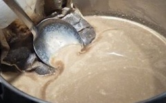 Để hỗn hợp 30 phút, dùng muỗng ép sát phần bột cà phê vào sữa tươi để lấy phần nước cà phê.