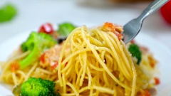Mì ý gà nấu oliu là một món ăn vừa ngon, giàu chất dinh dưỡng, lại siêu dễ làm. Với hướng dẫn này, bạn có thể làm được một món mì ý sang chảnh một cách dễ dàng mà không cần phải là một đầu bếp chuyên nghiệp. Còn chờ gì mà không vào bếp và làm một bữa mì ý thật thịnh soạn cho gia đình thân yêu của mình nào.