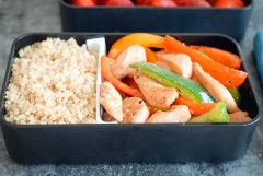 Bữa trưa công sở sẽ ngon và giàu dưỡng chất hơn với món thịt gà xào ớt kèm hạt quinoa đấy. Công thức đơn giản, dễ làm cùng một hương vị ngon sẽ khiến bạn hạnh phúc, vui vẻ hơn khi ăn. Nhanh tay lưu công thức lại nhé.