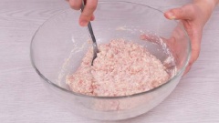 Đậu hũ bạn ngâm vào tô nước muối pha loãng khoảng 15 - 20 phút, vớt ra để ráo nước. Sau đó cho thịt heo xay, đậu hũ, cà rốt băm nêm với 1 muỗng canh nước tương, 1 muỗng canh đường và 1 muỗng canh tinh bột bắp vào bát trộn đều cho đậu hũ nhuyễn.