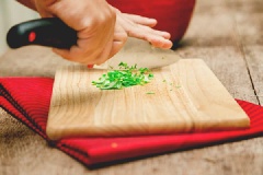 Thịt xông khói cắt lát mỏng khoảng 0,5 cm. Cà rốt gọt vỏ, cắt sợi vuông dày 0,5 cm, dài bằng miếng chân giò. Chanh lấy vỏ, bằm nhuyễn.