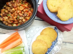 Xôi chiên giòn chấm kho quẹt là món ăn đơn giản mà ngon. Xôi chiên giòn rụm quyết với món kho quẹt béo mặn hấp dẫn. Món này dùng để ăn chơi hay ăn sáng đều rất hợp.