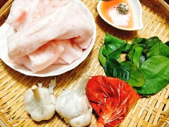 Mỡ thăn heo đem rửa sạch rồi thấm khô nước, cắt mỡ heo thành những miếng vuông hơi to 1 chút để khi mỡ ra nước là vừa. Tỏi bóc vỏ băm nhỏ, lá chanh rửa sạch rồi thái chỉ.