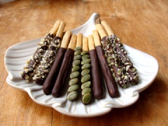 Vậy là món bánh gậy phủ chocolate thơm ngon, béo ngậy đã hoàn thành! Nhanh tay làm thưởng thức thôi nào.