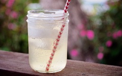 Rót si rô gừng sả ra ly, thêm soda vào, khuấy đều cho chúng hòa vào nhau. Thêm đá vào nếu thích. Bóp một ít nước chanh tươi lên trên trang trí trước khi uống.