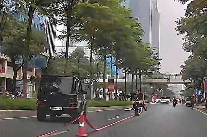Ô tô Mercedes G63 tông tử vong cụ ông trên phố Đào Tấn - Báo Sức Khỏe &amp; Đời Sống