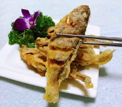 Sau đó, bạn cần chuẩn bị một chén nước mắm chua cay, mặn ngọt. Món cá tráp chiên giòn này ăn cùng với cơm nóng rất ngon. Ngoài ra, bạn có thể dùng với bún tươi, rau sống cũng rất tuyệt nhé!