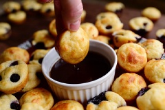 Không mất nhiều thời gian và chúng ta đã có ngay nhửng chiếc bánh muffins việt quất để ăn nhâm nhi mỗi khi buồn hoặc tặng cho bạn bè đều được nha. Đừng ngần ngại lưu công thức lại và làm bạn nhé.
