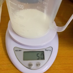 (A): cho 20gr đường vào 100ml kem tươi, 50ml sữa tươi cùng 1 âu, khuấy tan đường nhẹ nhàng. Cho Vani vào trực tiếp. Đối với vị trà xanh: cho 1-2gr bột trà xanh vào 15ml nước sôi khuấy tan, sau đó cho vào âu kem sữa hoà tan đều lần nữa. Vị dâu: hoà tan 15ml siro dâu/bột dâu vào âu kem sữa.