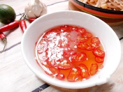 Pha nước mắm: cho 2 muỗng canh nước mắn, 2 muỗng cà phê đường, ớt xắt, 2 muỗng cà phê nước cốt chanh vào chén, khuấy đều cho tan đường rồi nếm lại cho vừa miệng. Hành tím thái mỏng, phi giòn với dầu ăn. Đậu phộng rang đem giã. Lá chanh thái sợi. Sau đó, cho tất cả rau củ vào tô lớn trộn đều sau đó mới cho gà vào trộn tiếp.