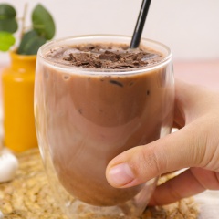 Rót cocoa milkshake ra ly đá và thưởng thức ngay món thức uống thơm ngon, đậm đà. Khi thưởng thức, bạn sẽ cảm nhận được ngay vị đậm đà của bột cacao, vị beo béo của sữa tươi và một chút đắng nhẹ từ socola đen. Đây chắc chắn là một món thức uống lý tưởng giúp cho bạn trong những ngày trời oi bức.