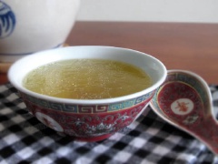 Nước cốt gà nên dùng nóng sẽ giúp cơ thể nhanh chóng hấp thụ các dưỡng chất hơn. Nước cốt gà có thể dùng như món súp trong bữa cơm hoặc làm nước dùng nấu cháo dinh dưỡng cho bé hoặc tẩm bổ cho người bệnh mới khỏi nhé.