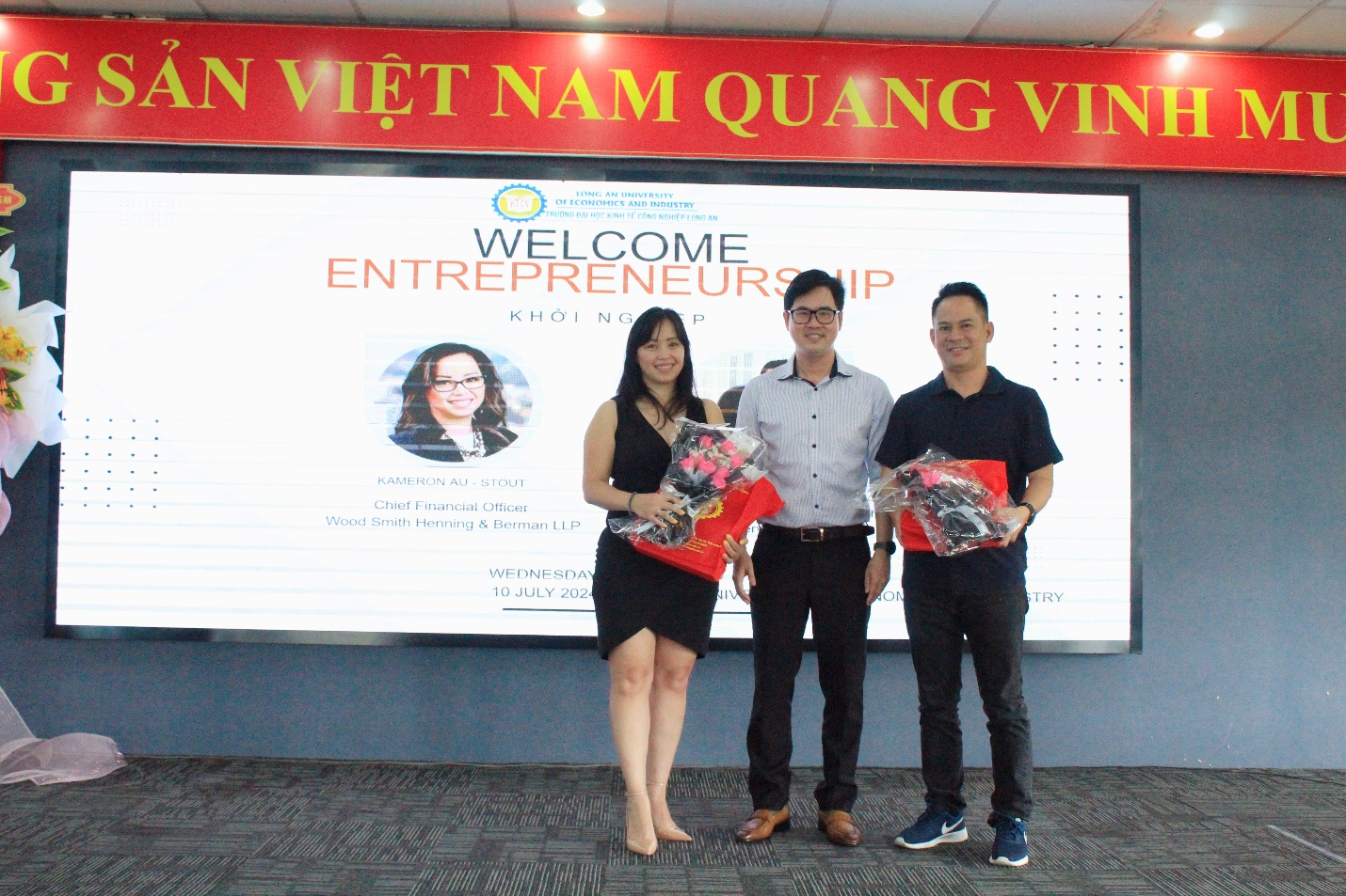 Tặng hoa cho diễn giả