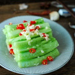 Bày trí salad dưa chuột giảm cân ra đĩa cho đẹp mắt là có thể dọn lên cho bữa cơm gia đình rồi nhé! Do ăn uống thả ga trong trong những ngày nên cân nặng tăng vùn vụt. Bên cạnh đó, uống nhiều rượu bia, ăn nhiều thức ăn dầu mỡ khiến nóng trong người. Chính vì vậy, bạn cần lên cho cả nhà một thực đơn ăn kiêng và detox cơ thể hiệu quả sau Tết đi nhé! Và món salad dưa chuột giảm cân sẽ là gợi ý lý tưởng làm món ăn khai vị hấp dẫn nhé!