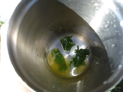 Rửa sạch lá húng quế, cho lá húng quế vào bình shaker (bình pha chế cocktail), sử dùng chày, giã nát lá húng quế rồi cho 1 muỗng cà phê nước đường vào.