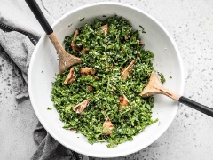 Cho cải xoăn vào tô lớn, lần lượt cho bánh pita, hạt óc chó, nho khô, phô mai bào nhuyễn. Sau đó, rưới lên phần nước sốt salad Champange Vinaigrette và trộn thật đều lên. Có thể để 10 - 15 phút rồi thưởng thức nha.