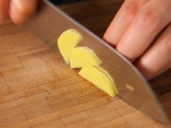 Gừng gọt vỏ, thái lát. Tỏi bóc vỏ, đập dập. Hành lá xắt khúc. Chanh thái lát, bỏ hạt.
