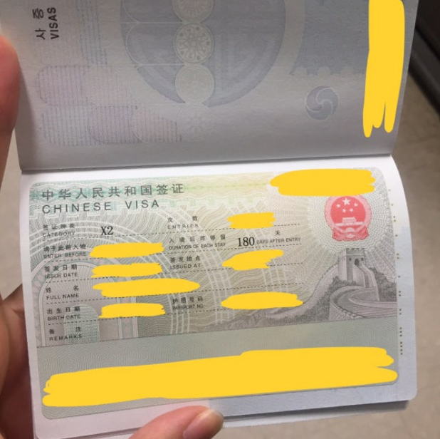 중국 비자 대행으로 발급받은 중국비자(CHINESE VISA) 스티커가 붙은 여권 사증면을 펼쳐 든 모습, 체류 구분과 매회 180일 체류 표기가 보이고 개인정보는 가림 처리