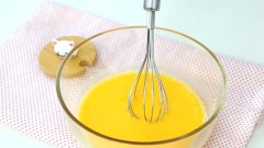 Tách riêng lòng đỏ và lòng trắng trứng gà ra 2 tô riêng. 4 lòng đỏ trứng gà bạn dùng phới đánh nhẹ cho tan đều vào nhau, sau đó thêm 45ml sữa tươi không đường và 40gr bơ lạt đun chảy rồi khuấy đều cho hoà quyện.