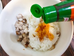 Trộn đều cơm, thịt đã cắt hạt lựu với dầu màu điều và xốt nêm thịt heo Knorr