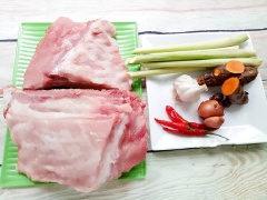 Sườn sau khi mua về rửa sạch với rượu trắng, lấy dao sắc chia dẻ sườn làm từng thanh vừa, dùng khăn thấm khô. Tiếp đến chuẩn bị gia vị bao gồm: ghệ tươi, hành, tỏi khô bóc vỏ, sả bóc lớp vỏ ngoài cắt làm 3-4 miếng sau đó cho vào cối giã nhuyễn (bạn cũng có thể cho vào máy xay nhuyễn).