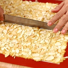 Cho bánh vào lò nướng đã được làm nóng trước đó 10 phút, nướng ở nhiệt độ 160 độ trong vòng 20 phút, lấy khay bánh ra nhanh tay dùng dao cắt bánh thành miếng vuông vừa ăn, rồi tiếp tục cho bánh vào lò nướng 110 độ 30 phút sao cho bánh vàng đều như mong muốn thì lấy bánh ra để nguội.
