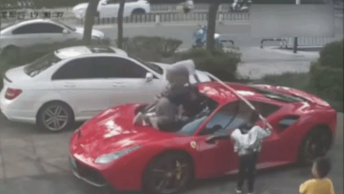 Siêu xe Ferrari bị đám trẻ hàng xóm chọc phá, biến thành cầu trượt - Tạp chí Tri thức