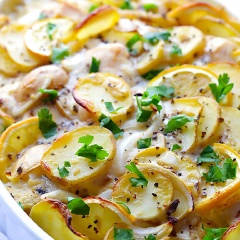Nướng trong 1 giờ hoặc cho đến khi khoai tây mềm. Sau đó cẩn thận bóc bỏ giấy bạc đi rồi đặt lại vào trong lò nướng thêm 1-2 phút nữa là được. Sau đó bạn cho món ăn ra dĩa trình bày, thưởng thức nóng là ngon nhất.