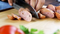 Xúc xích bò BBQ cắt lát mỏng.