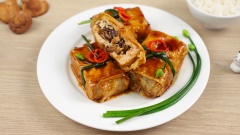 Dù bạn có phải là một người ăn chay hay không, thì bạn cũng không thể bỏ qua món đậu hũ ki khìa nước dừa thơm ngon đậm đà. Cách làm đơn giản, nhưng thành phẩm sẽ rất bắt cơm đấy. Còn chờ gì mà không cùng Cooky nhanh nhanh vào bếp nào.