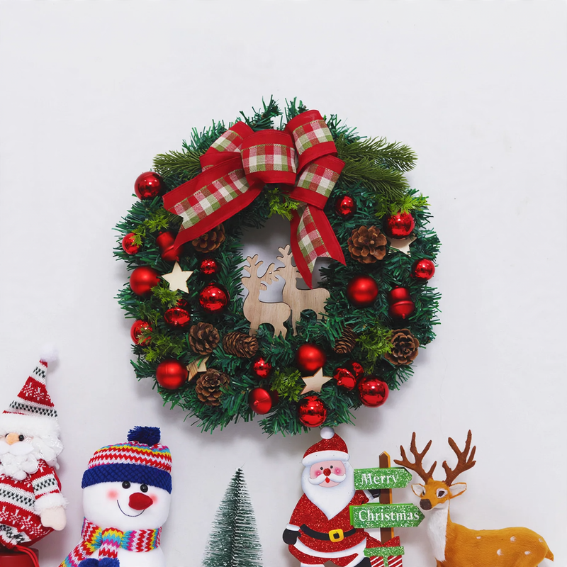 Weihnachtskranz mit Kugeln und Beleuchtung