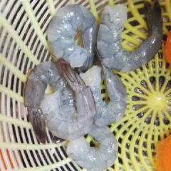 Tôm mua về bạn rửa sạch, lột vỏ, bỏ đầu và giữ lại phần đuôi. Cà rốt gọt vỏ, cắt lấy 6 khoanh tròn mỏng, phần còn lại băm nhỏ. Rau ngò rửa sạch và cắt nhỏ.
