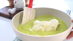 Với 1/3 hỗn hợp mousse còn lại, bạn cho thêm 250gr whipping cream đã đánh bông vào, fold đều cho hỗn hợp hoà quyện mịn mượt. Sau đó cho thêm 7gr gelatin lá đã đun chảy vào, rồi fold thêm lần nữa cho hoà quyện. Khi khuôn mousse đã se mặt, chế hỗn hợp vừa làm vào khuôn, lại dần xuống bàn vài lần cho bọt khí vỡ rồi cho vào ngăn mát tủ lạnh để se mặt.