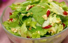 Cuối cùng, cho xà lách vào hỗn hợp sốt mayonnaise, trộn đều lên là xong rồi!
