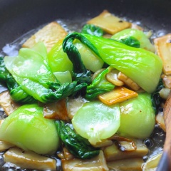 Giữ nguyên chảo, đun nóng 2 muỗng dầu olive, phi thơm tỏi 30 giây rồi cho cải thìa vào xào 1 - 2 phút. Cho nấm vào lại chảo, nêm 1 muỗng muối, tiêu và xào đều. Sau đó chế nước bột bắp vào, đảo đều, để sôi đến khi hơi sệt lại thì tắt bếp là xong rồi đó. Cho cải xào ra dĩa rồi ăn thôi nào.