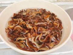 Nhân bánh cuốn mặn: Nấm mèo ngâm nở, thái hạt lượu. Hành lá thái nhuyễn. Ướp vào thịt ½ muỗng cà phê hạt nêm, ½ muỗng cà phê muối, ½ muỗng cà phê bột ngọt, ¼ muỗng cà phê tiêu, 1 muỗng cà phê hành lá. Trộn đều.