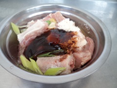 Sườn heo được rửa sạch và ngâm trong nước lạnh để loại bỏ máu sườn. Chặt nhỏ sườn, ướp cùng gừng lát, hành lá thái nhỏ, dầu hào, nước tương, muối, rượu vang.