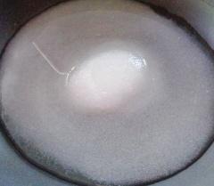 Cho đường và nước vào chảo đun sôi, vừa đun vừa khuấy đều cho đường tan (lượng nước ngập ngang bằng 2/3 lượng me).