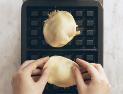 Làm nóng máy nướng bánh waffle, quét một lớp dầu mỏng rồi trải 2 miếng bột bánh lên, cho lần lượt ít sốt cà chua, phô mai, lá húng quế, sốt pesto lên, dùng 2 miếng bánh khác đậy lại. Gập máy xuống và nướng trong khoảng 3-4 phút hoặc đến khi bánh chín vàng.