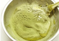 Đánh bông trứng với đường rồi rây từ từ bột mì, bột matcha vào cùng, trộn đều.