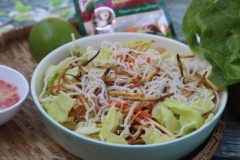 Cho cà rốt vào đĩa, cho tiếp khoai môn chiên giòn, lấy một ít lá xà lách giòn xé nhỏ bỏ vào đĩa, cho một ít miến dong chiên vào đĩa, trộn đều tay với nước sốt. Làm nhẹ nhàng để sợi miến không bị gãy! Hạt điều giã nhỏ rồi cho vào trộn chung nhé!