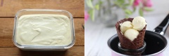 Cuối cùng đổ hỗn hợp kem vào khuôn và cho vào tủ đá để đông 5 tiếng đến khi kem đông cức lại là có thể ăn đượv. Khi ăn chỉ cần dùng muỗng múc thành từng viên cho ra bánh ốc quế hoặc ly và thưởng thức.