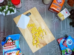 Thoa một lớp bột áo lên mặt thớt, cho bột ra thớt tiếp tục nhào bột, loạt bỏ bọt khí sót lại. Chia bột thành khối nhỏ lăn dài, tiếp tục cắt bột thành khúc nhỏ khoảng 2cm .