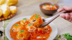 Dọn món ra đĩa và thưởng thức khi còn nóng, bạn có thể ăn kèm với cơm nóng hoặc bánh mì đều vô cùng thơm ngon. Những viên xíu mại mềm thơm, bùi béo, nước sốt cà chua sóng sánh, đậm đà sẽ khiến cho bạn càng ăn càng mê.